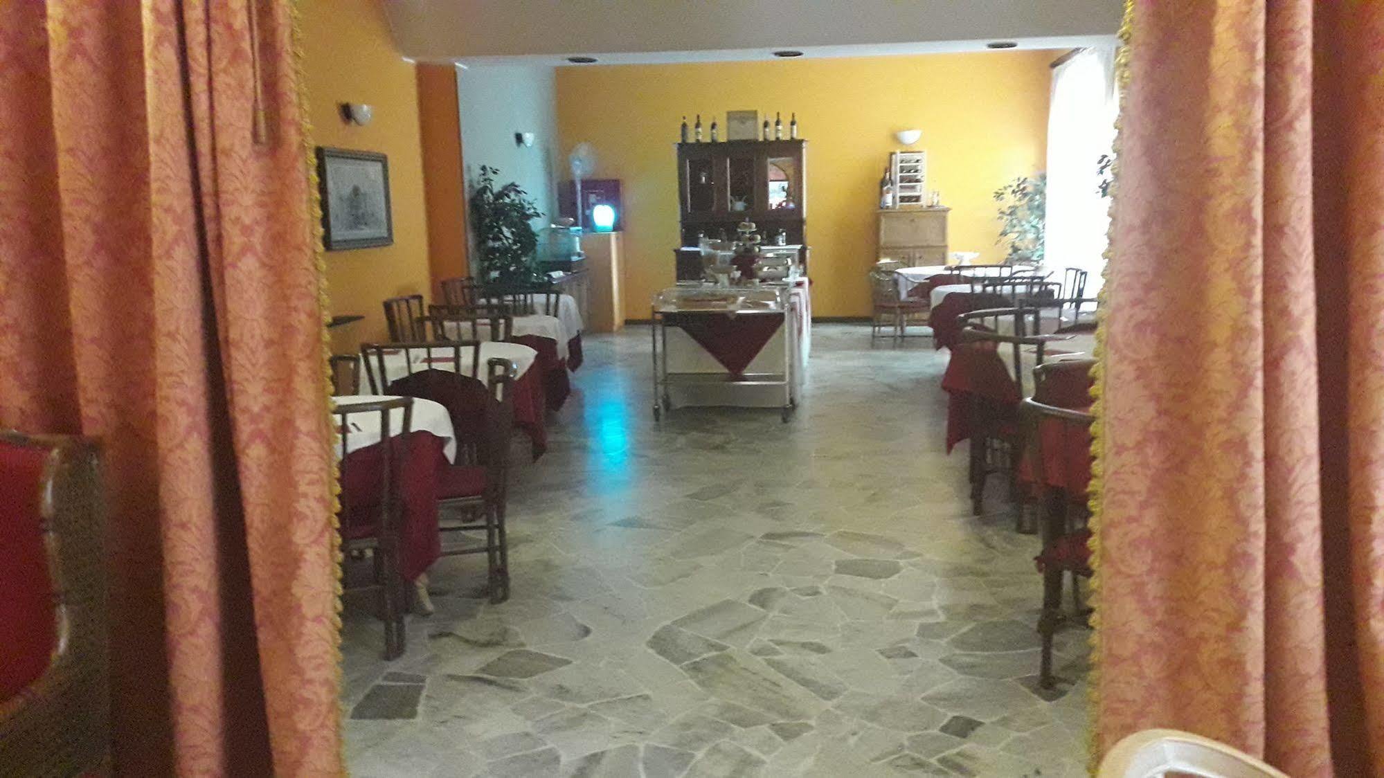 Aer Hotel Malpensa Oleggio Esterno foto